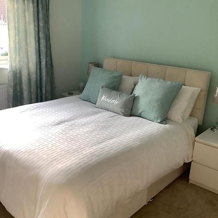 בורנמות' Private Room, Shared Bathroom With One Other, Tea And Coffee Making Facilities, Mini Fridge And Hairdryer, King Sized Bed With Help Yourself Continental Breakfast In Secluded Modern Property With Parking מראה חיצוני תמונה