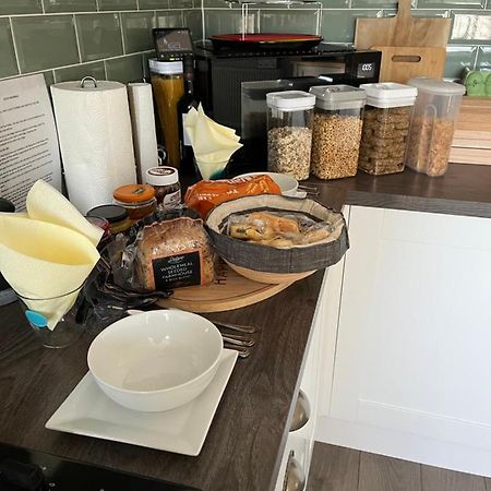 בורנמות' Private Room, Shared Bathroom With One Other, Tea And Coffee Making Facilities, Mini Fridge And Hairdryer, King Sized Bed With Help Yourself Continental Breakfast In Secluded Modern Property With Parking מראה חיצוני תמונה