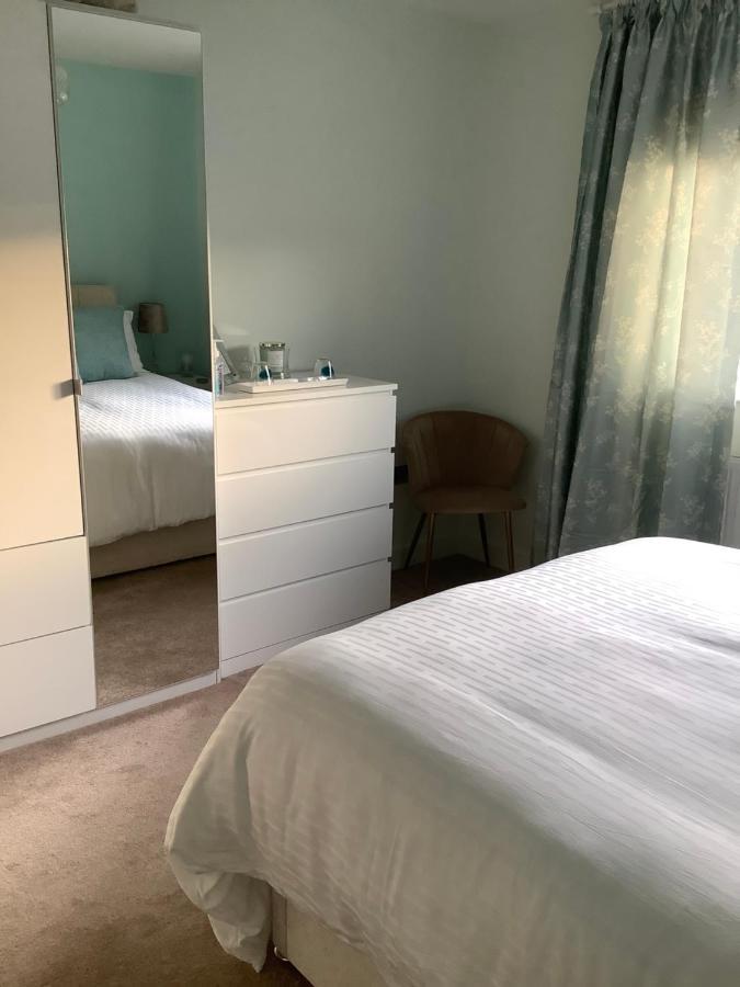 בורנמות' Private Room, Shared Bathroom With One Other, Tea And Coffee Making Facilities, Mini Fridge And Hairdryer, King Sized Bed With Help Yourself Continental Breakfast In Secluded Modern Property With Parking מראה חיצוני תמונה