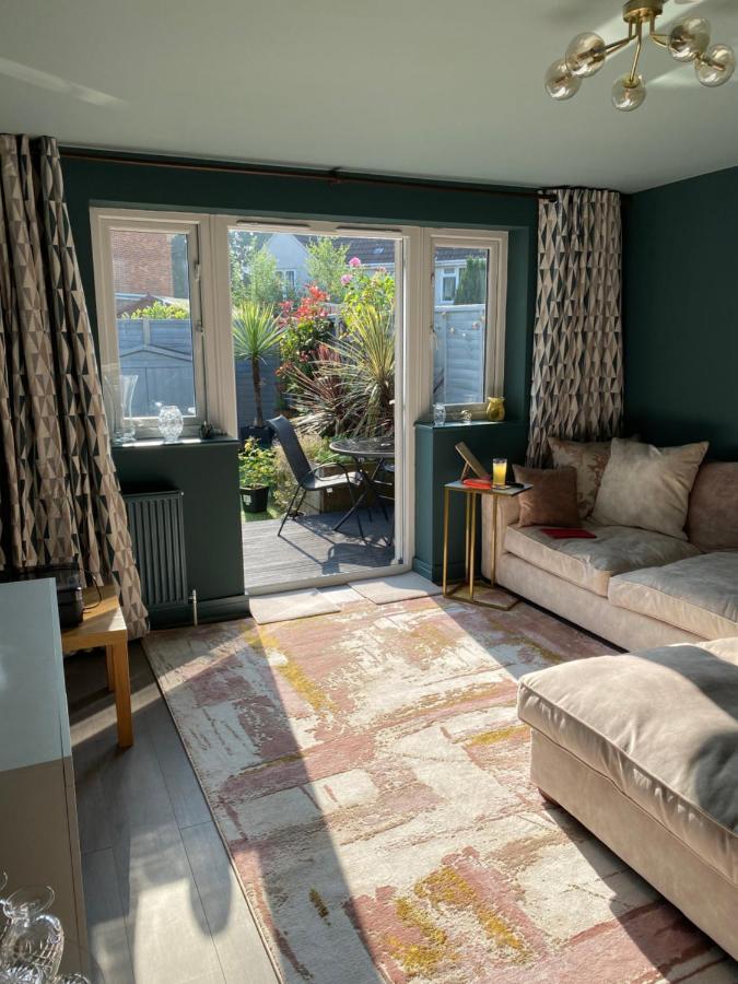בורנמות' Private Room, Shared Bathroom With One Other, Tea And Coffee Making Facilities, Mini Fridge And Hairdryer, King Sized Bed With Help Yourself Continental Breakfast In Secluded Modern Property With Parking מראה חיצוני תמונה