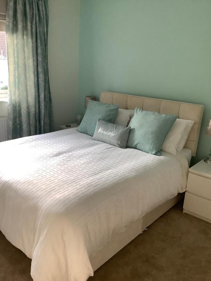 בורנמות' Private Room, Shared Bathroom With One Other, Tea And Coffee Making Facilities, Mini Fridge And Hairdryer, King Sized Bed With Help Yourself Continental Breakfast In Secluded Modern Property With Parking מראה חיצוני תמונה