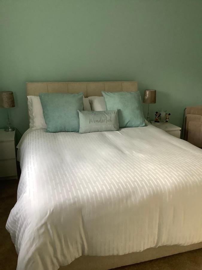 בורנמות' Private Room, Shared Bathroom With One Other, Tea And Coffee Making Facilities, Mini Fridge And Hairdryer, King Sized Bed With Help Yourself Continental Breakfast In Secluded Modern Property With Parking מראה חיצוני תמונה