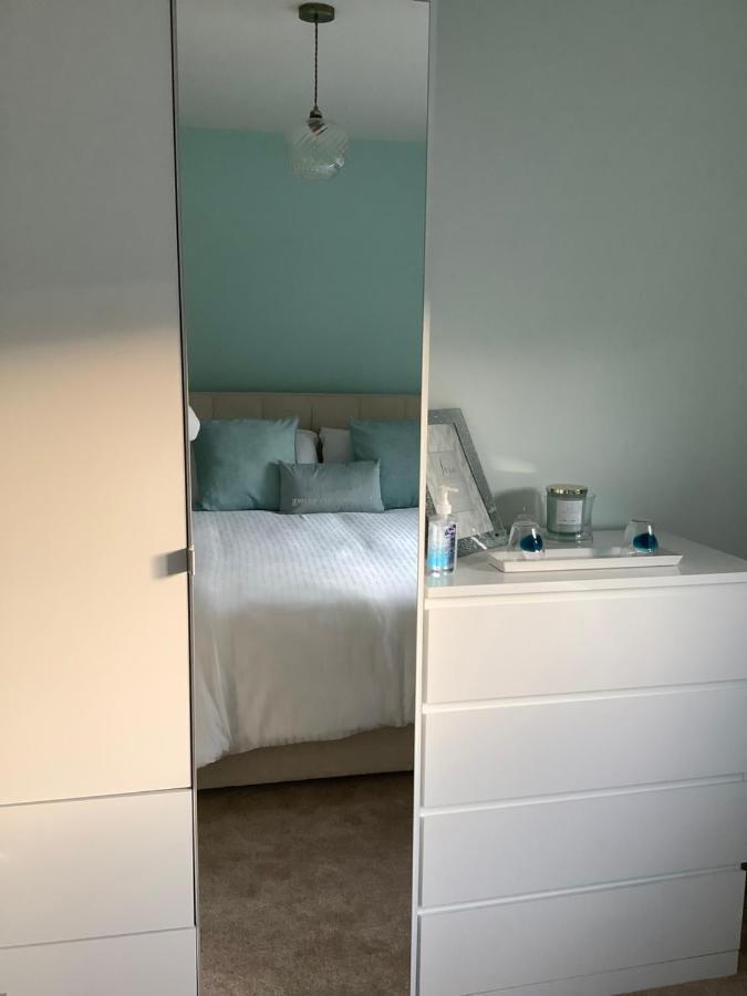 בורנמות' Private Room, Shared Bathroom With One Other, Tea And Coffee Making Facilities, Mini Fridge And Hairdryer, King Sized Bed With Help Yourself Continental Breakfast In Secluded Modern Property With Parking מראה חיצוני תמונה