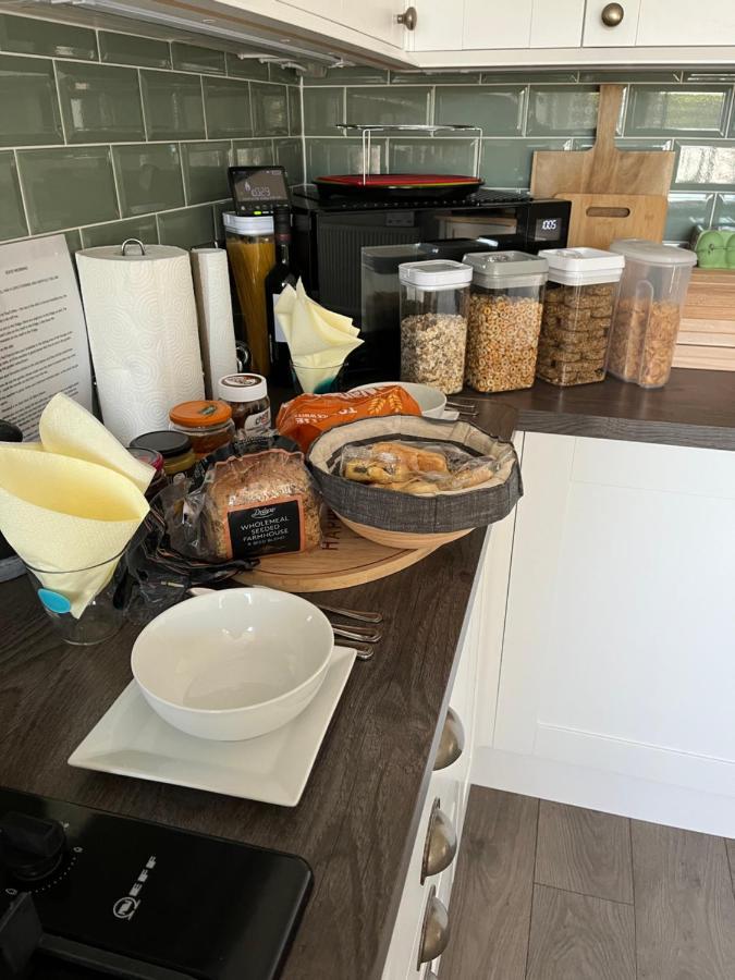 בורנמות' Private Room, Shared Bathroom With One Other, Tea And Coffee Making Facilities, Mini Fridge And Hairdryer, King Sized Bed With Help Yourself Continental Breakfast In Secluded Modern Property With Parking מראה חיצוני תמונה