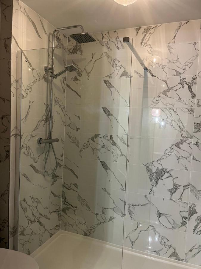 בורנמות' Private Room, Shared Bathroom With One Other, Tea And Coffee Making Facilities, Mini Fridge And Hairdryer, King Sized Bed With Help Yourself Continental Breakfast In Secluded Modern Property With Parking מראה חיצוני תמונה